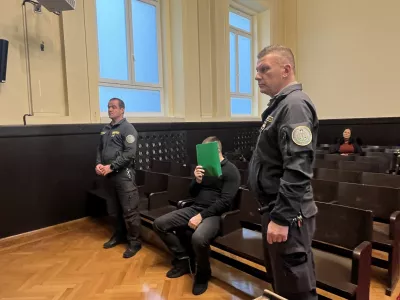 Kristijan Kamenik je znani obraz sodi&scaron;č, tokrat pa se je skril za zeleno mapo. Foto:&nbsp;Vesna Lovrec, Večer