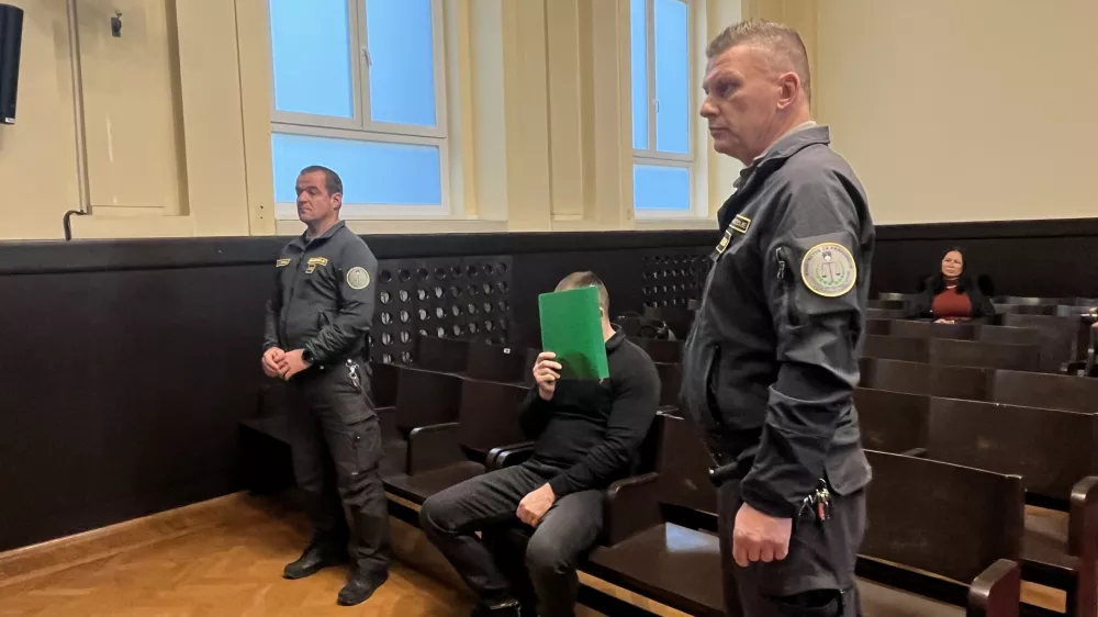 Kristijan Kamenik je znani obraz sodi&scaron;č, tokrat pa se je skril za zeleno mapo. Foto:&nbsp;Vesna Lovrec, Večer