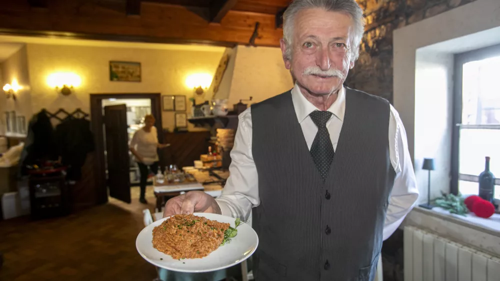 Konoba Danijela15.12.2024 - reportaža tatarski biftek - božična reportažaFOTO: LUKA CJUHA