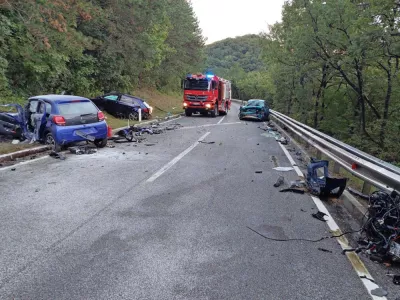 Komaj 19-letni voznik začetnik je na cesti med Rižano in Kubedom zakrivil pravo razdejanje, v katerem sta umrla dva italijanska državljana. Foto: GB Koper&nbsp;