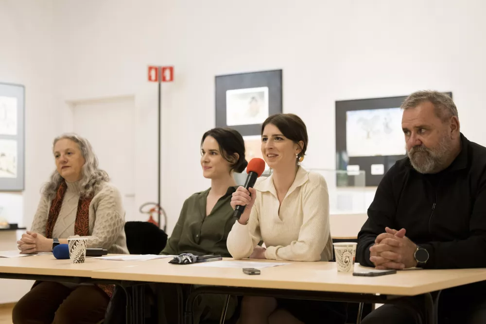 Pred odprtjem razstave so za medije spregovorili (na fotografiji od leve proti desni) predsednica leto&scaron;nje žirije za nagrade Hinka Smrekarja dr. Tanja Mastnak, kuratorka razstave mag. Petra Kosi (iz ZDSLU), vodja razstavnega programa CD Katarina Hergouth in predsednik ZDSLU mag. Zoran Poznič. Foto: Ale&scaron; Rosa