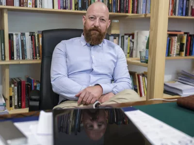 - 22.05.2023 &ndash; dr. Uro&scaron; Perko, specializant ge&scaron;talt psihoterapije v Zavodu Mitikas, kjer nudi pomoč ljudem v stiski po Socialno-andrago&scaron;ki metodi in individualno terapijo po ge&scaron;talt terapiji, OPOMBA: DNEVNIKOV OBJEKTIV &ndash; INTERVJU 2023