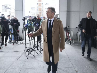 - 04.12.2024 - predsednik vlade Robert Golob je bil vabljen na zasli&scaron;anje na KPK - v sklopu preiskave o domnevnih političnih pritiskih na delo policije zasli&scaron;ala predsednika vlade Roberta Goloba in več prič. Med njimi so tudi nekdanja notranja ministrica Tatjana Bobnar, biv&scaron;i vr&scaron;ilec dolžnosti generalnega direktorja policije Bo&scaron;tjan Lindav, aktualna državna sekretarka na notranjem ministrstvu Tina Heferle in biv&scaron;i državni sekretar na tem ministrstvu Branko Lobnikar//FOTO: Jaka Gasar