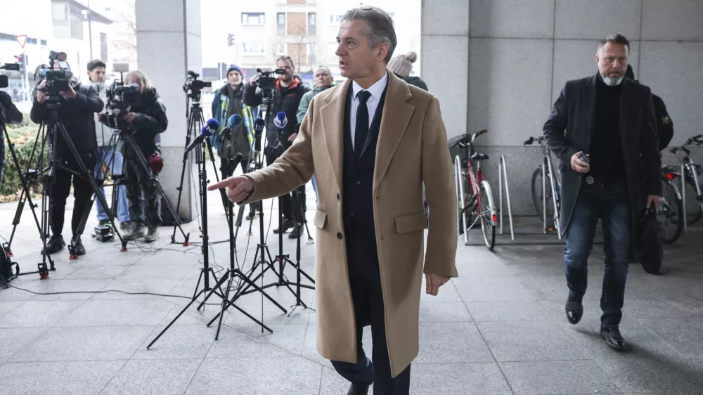 - 04.12.2024 - predsednik vlade Robert Golob je bil vabljen na zasli&scaron;anje na KPK - v sklopu preiskave o domnevnih političnih pritiskih na delo policije zasli&scaron;ala predsednika vlade Roberta Goloba in več prič. Med njimi so tudi nekdanja notranja ministrica Tatjana Bobnar, biv&scaron;i vr&scaron;ilec dolžnosti generalnega direktorja policije Bo&scaron;tjan Lindav, aktualna državna sekretarka na notranjem ministrstvu Tina Heferle in biv&scaron;i državni sekretar na tem ministrstvu Branko Lobnikar//FOTO: Jaka Gasar