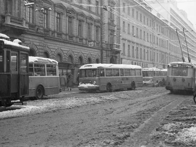 Od 1951 do 1958 so vozili &raquo;skupaj&laquo; tramvaji, trolejbusi in avtobusi. / Foto: Marjan Ciglič, Hrani Muzej Novej&scaron;e In Sodobne Zgodovine