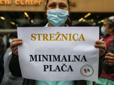 Strežnici, ki je že napredovala za maksimalnih deset razredov in kljub temu prejema minimalno plačo, se bo januarska osnovna plača povi&scaron;ala za 417 evrov bruto ali za 31 odstotkov.