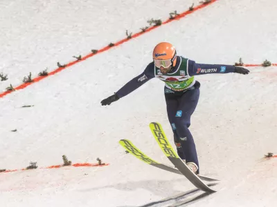 Nemec Pius Paschke je premočno najbolj&scaron;i skakalec svetovnega pokala, saj ima na osmih leto&scaron;njih tekmah posameznikov pet zmag ter po eno drugo, tretje in sedmo mesto. V svetovnem pokalu ima že 220 točk prednosti pred zasledovalci. Foto:&nbsp;DPA