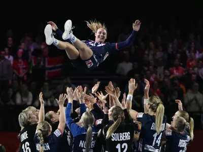 Handball - Women's EHF Euro 2024 - Final - Denmark v Norway - Wiener Stadthalle, Vienna, Austria - December 15, 2024 Norway players celebrate after winning the Women's EHF Euro 2024 REUTERS/Elisabeth Mandl