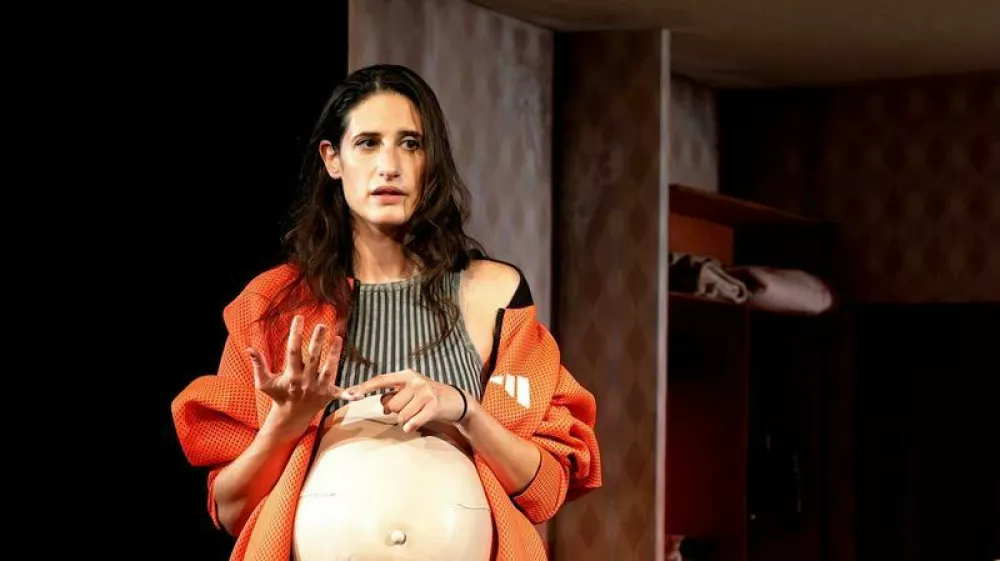 Miranda Trnjanin v prestavi Kot vsa svobodna dekleta v režiji Mojce Madon in izvedbi Pre&scaron;ernovega gledali&scaron;ča Kranj. Miranda Trnjanin v prestavi Kot vsa svobodna dekleta v režiji Mojce Madon in izvedbi Pre&scaron;ernovega gledali&scaron;ča Kranj. Foto: Pre&scaron;ernovo gledali&scaron;če Kranj