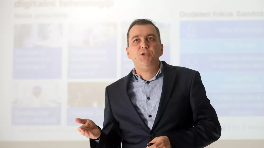 predsednik uprave LEK in predsednik Novartisa v Sloveniji Robert Ljoljo- vodilni Sandozov razvojni center v Sloveniji - razvoj inovativnih in biolo&scaron;kih zdravil - laboratorij &ndash; farmacija - - 05.02.2020 - Podjetje LEK, farmacevtska družba d.d., uprava &ndash; vodstvo, Novartis - Sandoz, Verov&scaron;kova ulica 57, Ljubljana //FOTO: Jaka Gasar