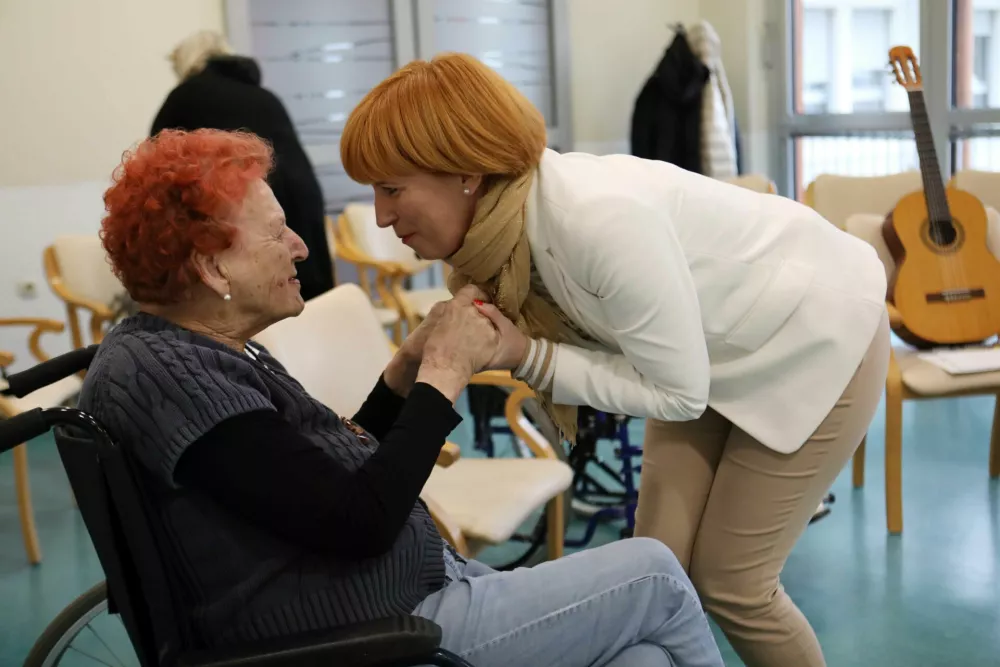 Med druženjem so se med stanovalci in glasbeno terapevtko Petro Gabr&scaron;ček stkale iskrene in tople vezi. Foto: Tomaž Skale