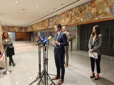 Da so na referendumu izraženo voljo volilcev vzeli resno, so v imenu koalicije sporočili (z desne) poslanka Svobode Lucija Tacer, poslanec SD Jani Prednik in poslanec Levice Matej Ta&scaron;ner Vatovec, ki jih je spremljala državna sekretarka v kabinetu predsednika vlade Ma&scaron;a Kociper (levo). F Veronika Rupnik Ženko