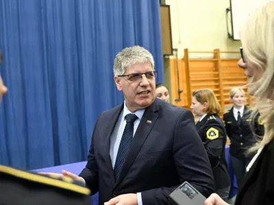 Vodstvo notranjega ministrstva je umaknilo oznako tajnosti s poročila, ki upravičuje zamenjavo policistov, ki so varovali tožilko. Foto: Nik Erik Neubauer&nbsp;