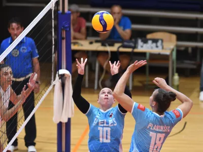 Slovenske odbojkarice (levo Sara Najdič, desno Sa&scaron;a Planin&scaron;ec) danes čaka dvoboj s Poljsko.