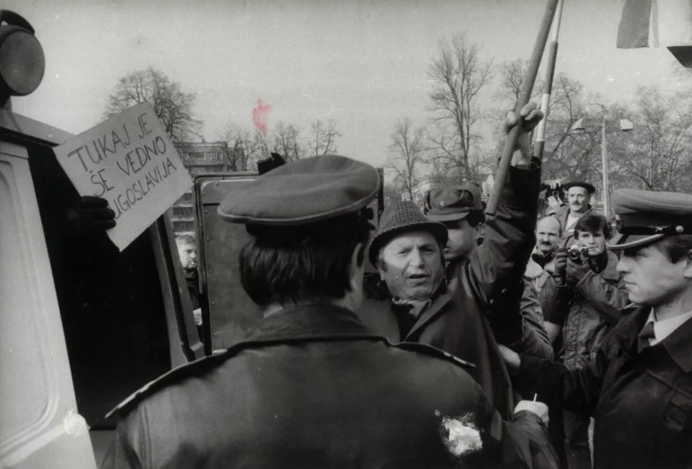 Mitingi resnice, ki so ga v Sloveniji prepovedali, so bili tudi poskus destabilizacije republi&scaron;kih oblasti. 