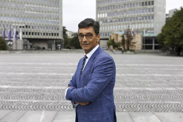 Varuh človekovih pravic Peter Svetina- 25.09.2023 &ndash; Trg republike - obisk ogromnega balona Lady Justice (gospa Pravica), ki ponazarja, kako velika mednarodna podjetja zaradi želje po ustvarjanju lastnega dobička lahko teptajo človekove pravice in uničujejo okolje - //FOTO: Luka Cjuha