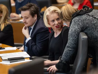 Poslanci so s 33 glasovi za in 50 glasovi proti zavrnili predlog za razre&scaron;itev predsednice DZ Ur&scaron;ke Klakočar Zupančič. Foto: STA