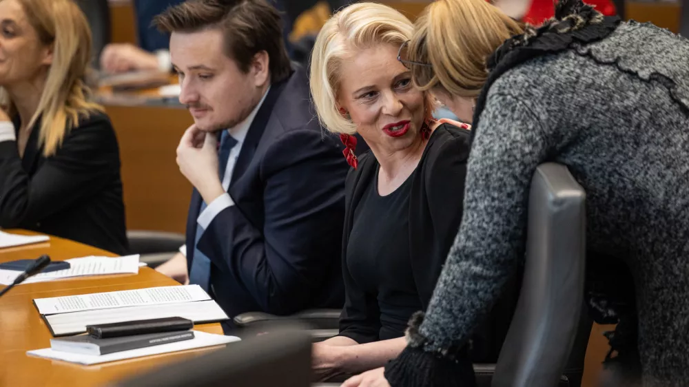 Poslanci so s 33 glasovi za in 50 glasovi proti zavrnili predlog za razre&scaron;itev predsednice DZ Ur&scaron;ke Klakočar Zupančič. Foto: STA