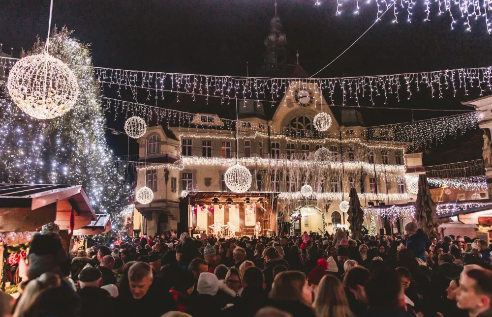 Ptujske srednjeve&scaron;ke ulice so okra&scaron;ene z utripajočimi lučmi in očarljivimi okraski. Na glavnem trgu je božični sejem, družinam je namenjeno drsali&scaron;če. Okra&scaron;en je tudi Ptujski grad.
Foto: Stanko Kozole