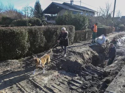 Cesta v Zeleni log bo &scaron;e dva meseca gradbi&scaron;če, občani pa bodo vmes imeli otežen dostop do stanovanj. Foto: Luka Cjuha