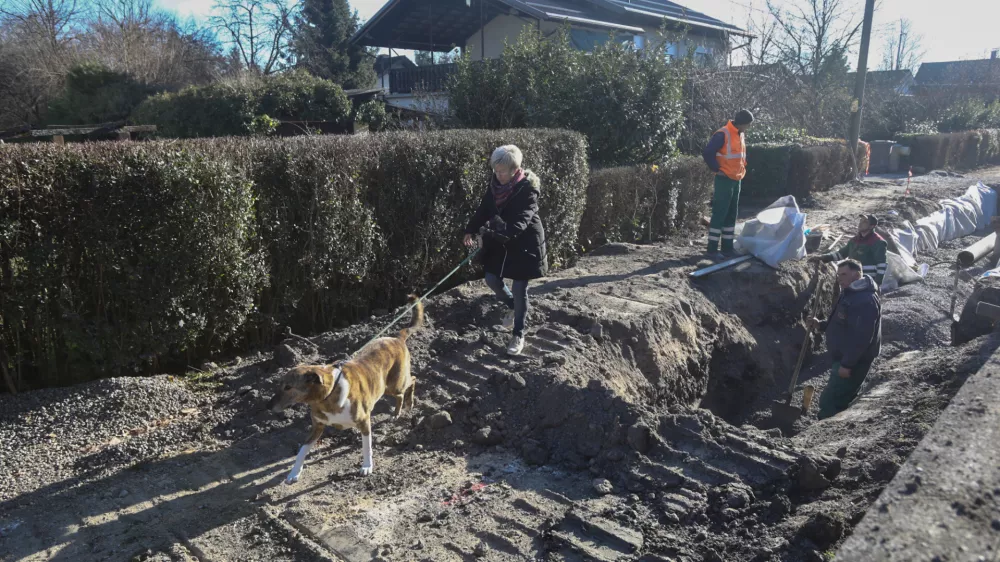 Cesta v Zeleni log bo &scaron;e dva meseca gradbi&scaron;če, občani pa bodo vmes imeli otežen dostop do stanovanj. Foto: Luka Cjuha