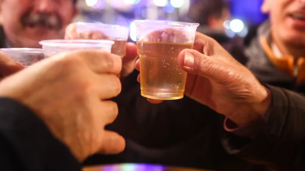 - Veseli December 2015 - gostinska ponudba -gostinci - kuhano vino - alkoholizem - //FOTO: Bojan Velikonja