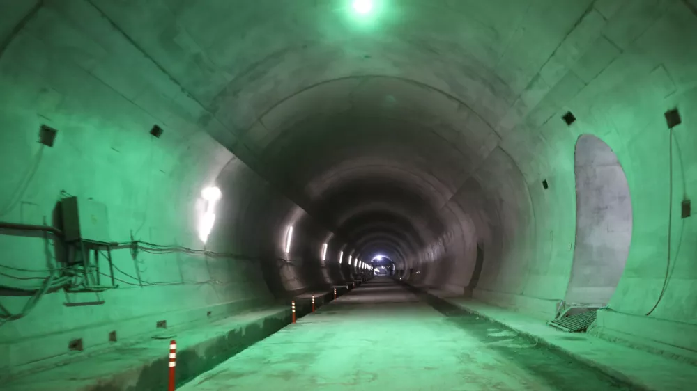 18.3.2024 - predor Karavanke - dogodek ob preboju vzhodne cevi avtocestnega predora Karavanke, nagovor bo imel predsednik vlade Robert Golob, dogodka se bo udeležila tudi ministrica za infrastrukturo Alenka Bratu&scaron;ekFoto: Luka Cjuha