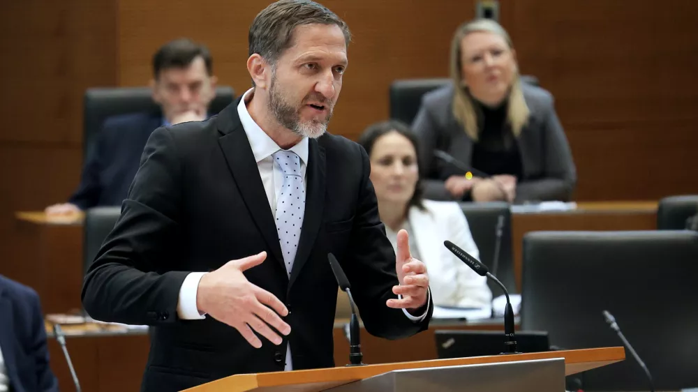 Pol dneva trajajoča razprava, v kateri smo ničkolikokrat sli&scaron;ali ponovitve očitkov iz uvodnih predstavitev stali&scaron;č poslanskih skupin, pa tudi kak&scaron;no besedo o zadevi Trenta, se je zvečer sklenila z glasovanjem, na katerem so poslanci z 29 glasovi za in 47 proti sklenili, da bo Bo&scaron;tjančič lahko &scaron;e naprej finančni minister. Foto: STA