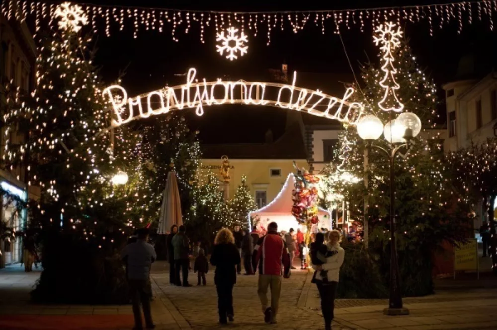 V pravljičnem Celju mestno okrasitev spremlja ambientalna zvočna kulisa. Ta je zasnovana podobno kot v preteklih letih, ob njej je tudi nekaj novih svetlobnih likov. V decembru bo kar 19 koncertov na prostem: Žan Serčič in &Scaron;akali, Abba Mia!, Crvena jabuka, Vivere, Maja Keuc, Jeanette, Gal Gjurin s skupino, Celjski dixieland, E. T., Dominik Kozarič, Sebastian in Anja Rupel, Rolling Train, duo Artcoustic, duo Del Negro. Silvestrovalo se bo z Nu&scaron;o Derenda in predskupino Sanpark. Za piko na i poskrbijo &scaron;e zimski brunch, praznični pop-up slovenskih ustvarjalk in zabavni disko na drsalkah, ki združuje &scaron;port in ples v prazničnem duhu