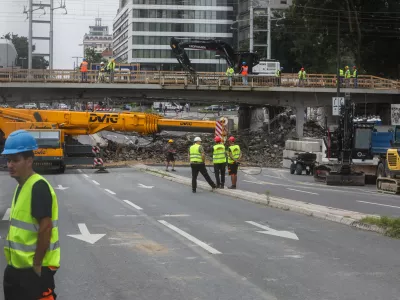 - Dunajska cesta, ru&scaron;itev nadvoza.- 27.04.2024. Prometni zastoji v sredi&scaron;ču Ljubljane zaradi popolne zapore Dunajske ceste zaradi ru&scaron;itve železni&scaron;kega nadvoza. //FOTO: Bojan Velikonja