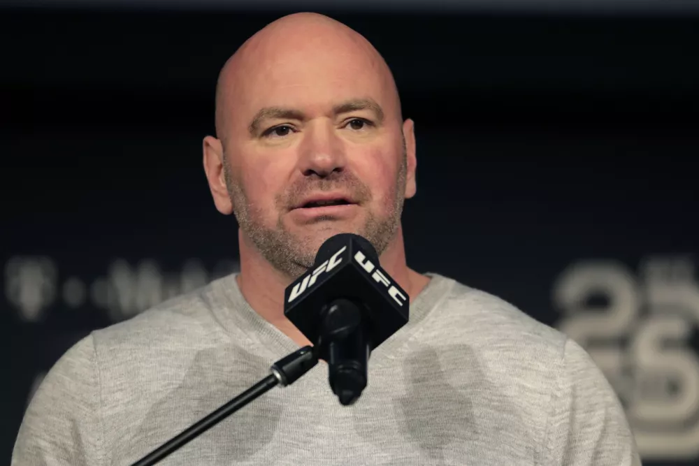 FILE - In this Nov. 2, 2018, file photo, UFC president Dana White speaks at a press conference in New York. The UFC is returning to competition on May 9 with three shows in eight days in Jacksonville, Florida. The mixed martial arts promotion announced its plans Friday, April 24, 2020, to return to action after postponing and canceling several shows due to the coronavirus pandemic. Dana White also plans to hold shows on May 13 and May 16 at the same arena in Florida. Only &acirc;&euro;śessential personnel&acirc;&euro;ť will be in the arena, according to White. (AP Photo/Julio Cortez, File) / Foto: Julio Cortez