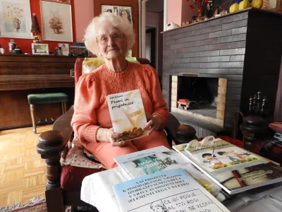 Vida Bukovac s &scaron;tevilnimi knjigami, ki jih je izdalo Dru&scaron;tvo upokojenih pedago&scaron;kih delavcev, pod Pesmi in prigodnice pa se je podpisala sama. / Foto: Katja Petrovec