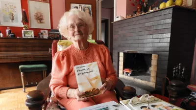 Vida Bukovac s &scaron;tevilnimi knjigami, ki jih je izdalo Dru&scaron;tvo upokojenih pedago&scaron;kih delavcev, pod Pesmi in prigodnice pa se je podpisala sama. / Foto: Katja Petrovec