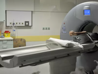 V javnih bolni&scaron;nicah bodo lahko &scaron;e vedno računali na plačilo preiskav s CT in magnetno resonanco brez omejitev. Javni zavodi se sicer že dlje časa zavzemajo za diferenciacijo cen. Foto: Tomaž Zajel&scaron;nik