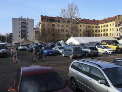 Del parkiri&scaron;ča na zemlji&scaron;ču, ki je rezervirano za novo Narodno in univerzitetno knjižnico, je zaradi arheolo&scaron;kih izkopavanj &scaron;e vedno zaprt. Foto: Jaka Gasar