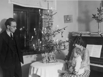 Dr. Stanko Vurnik z družino za božič, ki je bil nekaj časa predvsem intimni družinski praznik. / Foto: Etnografski Muzej/dokumentacija