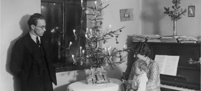 Dr. Stanko Vurnik z družino za božič, ki je bil nekaj časa predvsem intimni družinski praznik. / Foto: Etnografski Muzej/dokumentacija