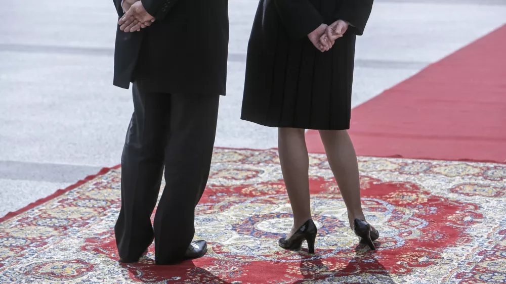 slovenski predsednik republike Borut Pahor in partnerica Tanja Pečar- simbolična fotografija - predsednik in njegova žena, noge, čakanje, preproga- 30.03.2015 - uradni obisk predsednika Republike Turčije Recepa Tayyipa Erdogana v Sloveniji -   //FOTO: Jaka Gasar