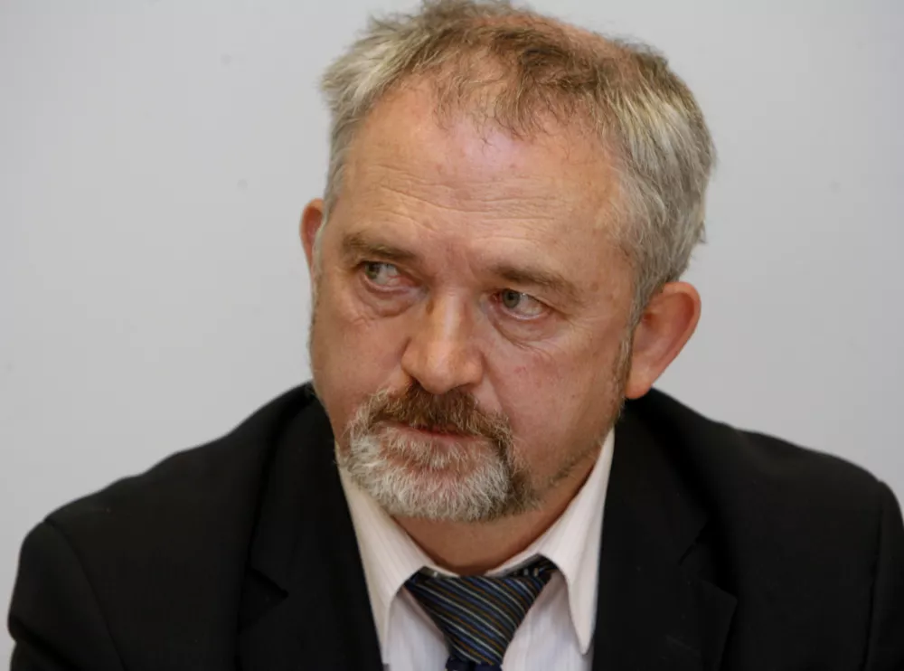 Marjan Su&scaron;elj, ljubljanski zastopnik pacientovih pravic: &raquo;Podučili so me, da pravica otrok do oskrbe trči ob pravico zdravnikov, da zavrnejo dodatno opredeljevanje.&laquo;