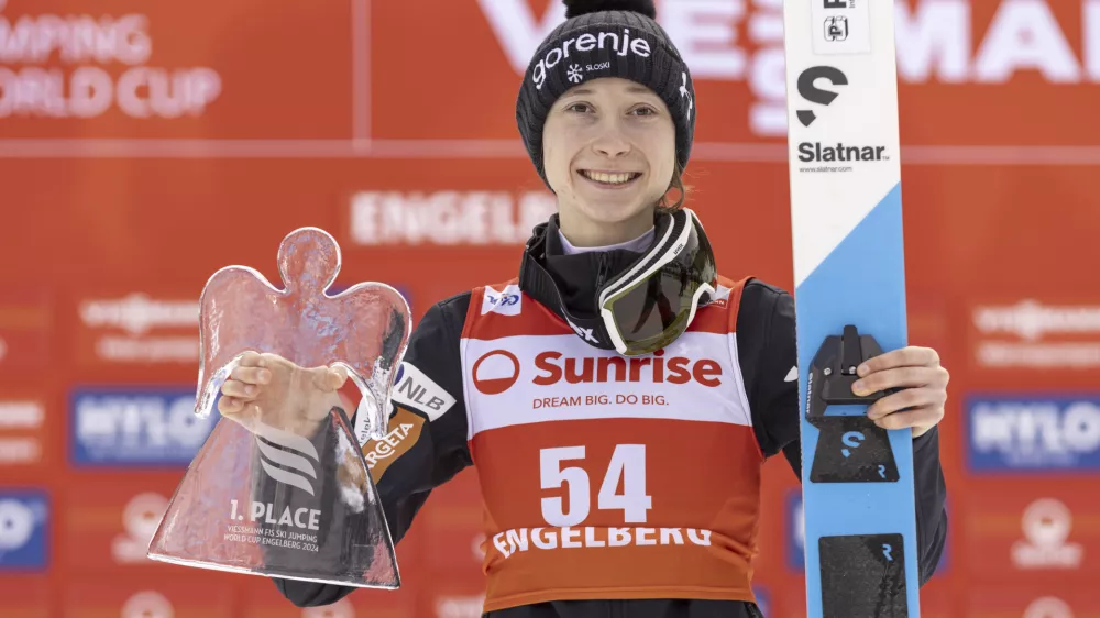 Nika Prevc je &scaron;e drugo leto zapored domov odnesla kristalnega angela, ki ga prejme zmagovalec tekme v Engelbergu. Foto: AP