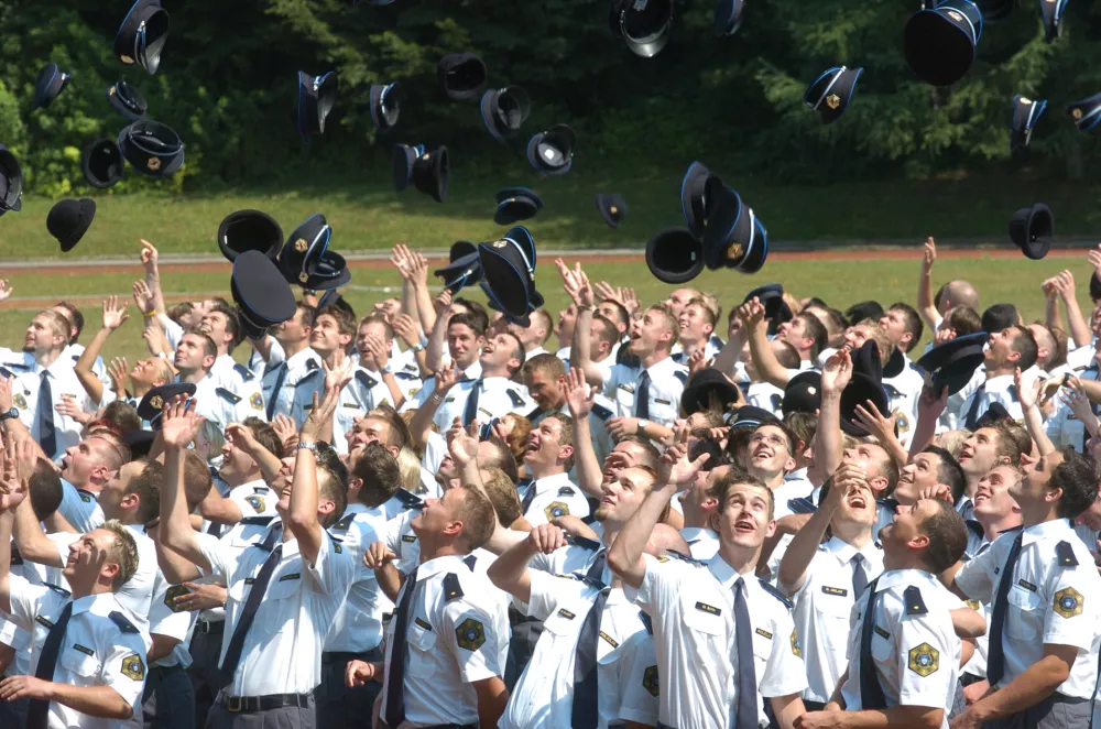 Tacen, &scaron;portni park Policijske Akademije, slovesnost ob zaključku &scaron;olanja 8. generacije kandidatk in kandidatov za policiste in 1. skupine kandidatk in kandidatov za policiste za nadzor državne meje, //FOTO: Jaka AdamičOPOMBA: ZA OBJAVO V ČASOPISU DNEVNIK