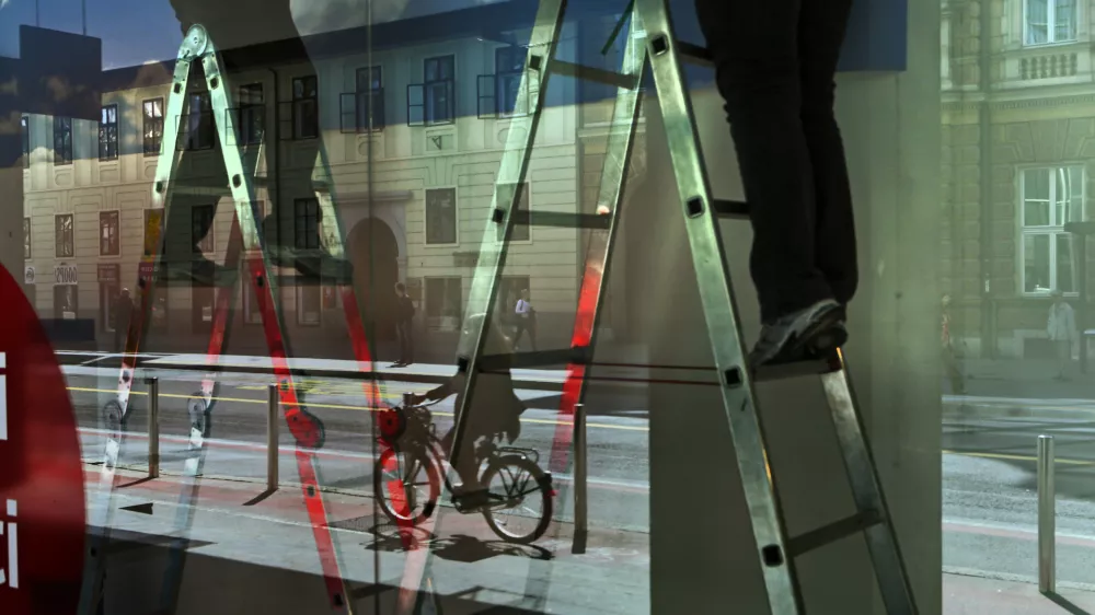 - simbolična fotografija - prekarno delo - delo na črno (&scaron;u&scaron;marji) - lestev - delavec - kariera - vzpon - gospodarska rast - //FOTO: Bojan Velikonja