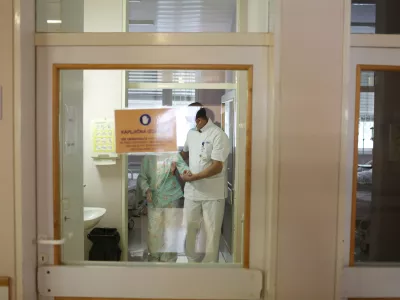 Nara&scaron;čanje okužb dihal se v zdravstvu že pozna: nekateri bolni&scaron;nični oddelki so polni, pogostej&scaron;i kot sicer so tudi obiski ambulant v osnovnem zdravstvu. Fotografija je simbolična. Foto: Bojan Velikonja