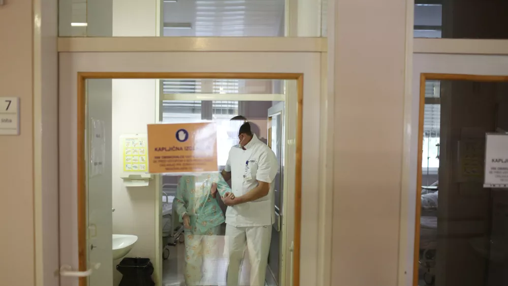 Nara&scaron;čanje okužb dihal se v zdravstvu že pozna: nekateri bolni&scaron;nični oddelki so polni, pogostej&scaron;i kot sicer so tudi obiski ambulant v osnovnem zdravstvu. Fotografija je simbolična. Foto: Bojan Velikonja