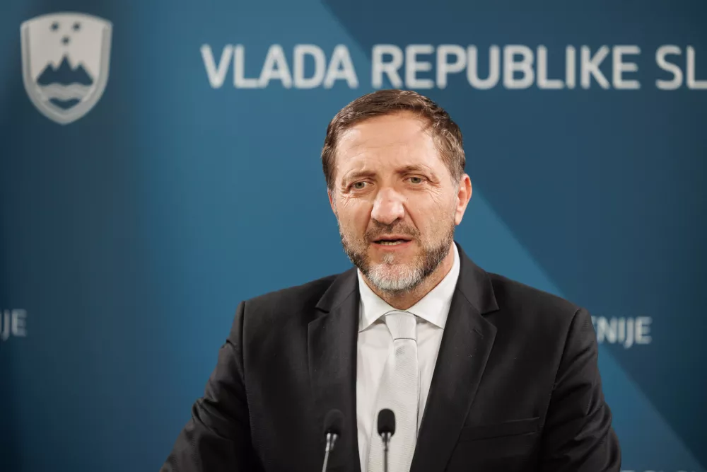 &raquo;Prva nepremičnina, v kateri lastnik prebiva, ne glede na kvadraturo, bi bila povsem opro&scaron;čena tega davka,&laquo; je poudaril minister za finance Klemen Bostjančič. Foto: STA