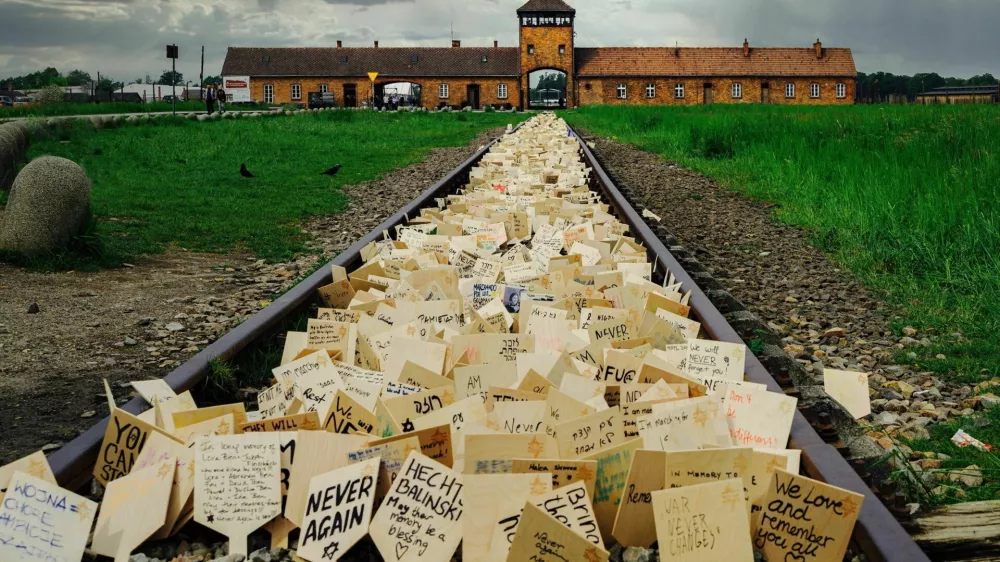 Pozivi k miru, ki jih pred nekdanjim koncentracijskim tabori&scaron;čem Auschwitz-Birkenau pu&scaron;čajo obiskovalci. Tabori&scaron;če je osvobodila sovjetska Rdeča armada 27. januarja 1945. / Foto: iStock