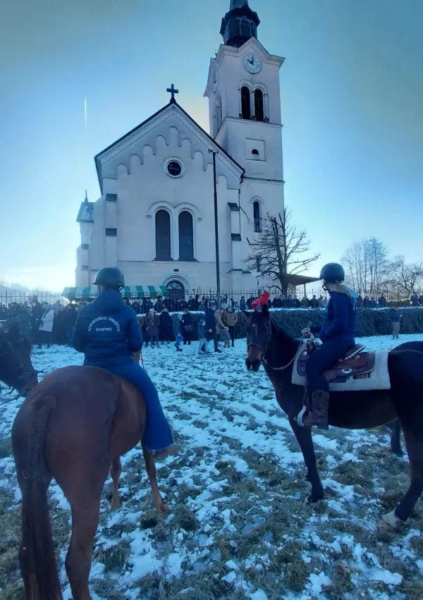 Konji so na blagoslov župnika čakali pred cerkvijo cv. Lenarta. 
