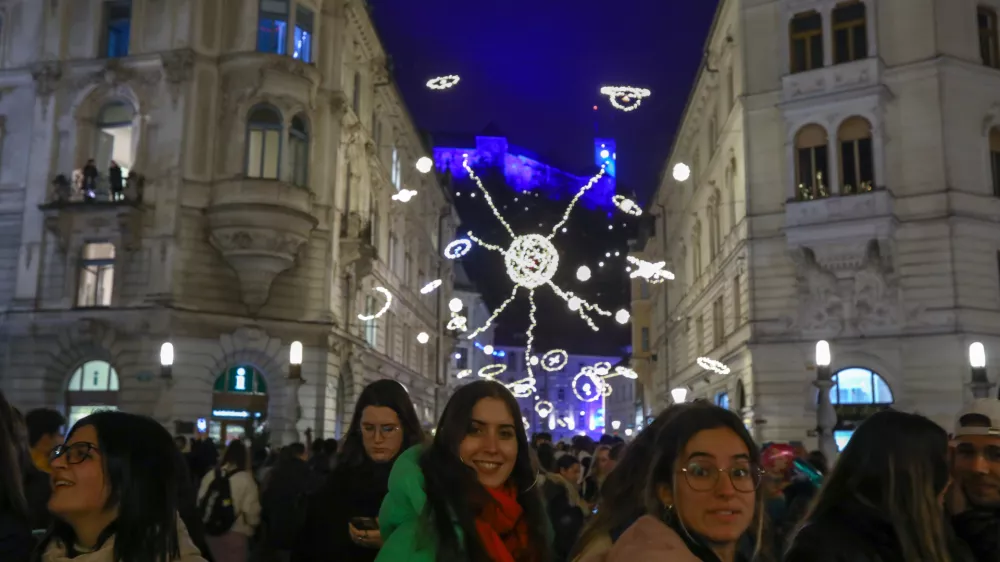 - 25.11.2022 &ndash; Veseli December v Ljubljani 2022 - prižig prazničnih luči v sredi&scaron;ču prestolnice - svetlobna okrasitev mesta - začetek prazničnega decembrskega sejma na ljubljanskih ulicah - novoletno okra&scaron;ena Ljubljana -&nbsp;//FOTO: Luka Cjuha