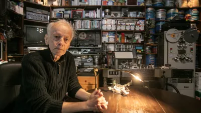 Studio filmskega arhivarja Borka Rade&scaron;čka, ki je bil več kot 40 let zaposlen kot specialni pedagog v Centru Janeza Levca, sicer pa tudi lutkar, je pravi filmski kabinet čudes. Foto: Luka Cjuha