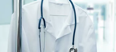 Poslanci so na izredni seji sprejeli predlog novele zakona o lekarniški dejavnosti, ki med drugim farmacevtskim delavcem v lekarnah onemogoča uveljavljanje ugovora vesti. Fotografija je simbolična. Foto: Alamy Stock 